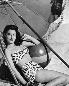 ava bikini with polka dots 1944a1.jpg