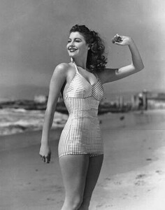 avagardner4.thumb.jpg.b9db43635dc7c97cf7c0d04719c4275c.jpg