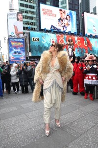 jennifer-lopez-promotes-her-billboard-in-times-square-in-nyc-02-15-2024-3.jpg