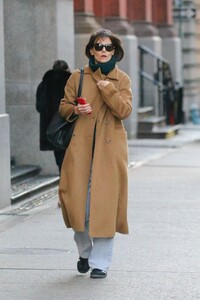 katie-holmes-in-casual-outfit-in-nyc-02-05-2024-1.jpg