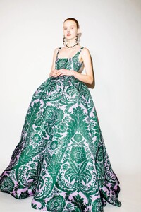 nyfw_f23_backstage_carolina_herrera_hunter_abrams_003.thumb.jpg.c12deae5cd671372065b8d318b011fcc.jpg