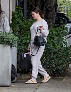 selena-gomez-arriving-at-the-face-place-salon-in-west-hollywood-01-22-2024-4.jpg