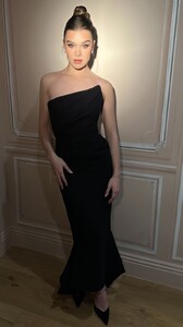 [2024.03.10] haileesteinfeld_3320283724372618694.jpg