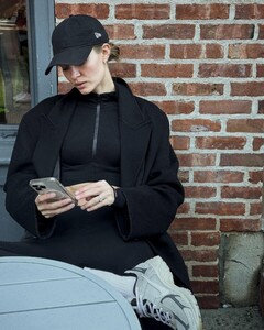 [2024.03.17] josephineskriver_433500497_424866493553653_1783999918014536360_n.jpg