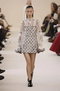 Giambattista-Valli-Ready-Wear-Fall-Winter-2024-Paris-Fashion-Week-Runway-15.thumb.webp.a05f8ad33f43955fdd7b341daa2aaba3.webp