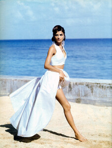Helena_Christensen_VogueIT_May1992_Walter_Chin_03.jpg