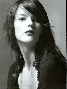 Meisel_Red_Valentino_Fall_Winter_2005_06_01.thumb.png.32e986b430a8f905d444f1b51e3def7d.png