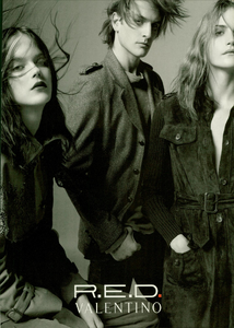 Meisel_Red_Valentino_Fall_Winter_2005_06_02.thumb.png.6a25aed24c86907f6dfbfa1b7268b181.png