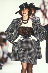 YvesSaintLaurent1990WomenRTW154.thumb.jpg.b0147059ff852e6b6e8290585da53f8f.jpg
