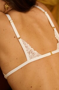 cb3846b8-afd6-4be7-9e10-62721dd3c9ba_yse-triangle-ne-le-dis-jamais-ivoire5 (2).jpg