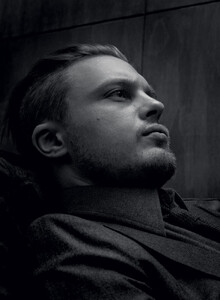 img-michael-pitt-1_10112050141-734x1000.thumb.jpg.b9d15de76f22cb7948f5cbe7ce10a1c6.jpg