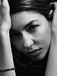 img-sophia-coppola3_142705299505-750x1000.thumb.jpg.e0639da5221304225ae5a8389142ff4e.jpg