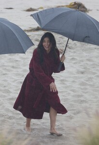 jenna-dewan-the-rookie-set-at-the-beach-in-malibu-12-18-2023-10.jpg
