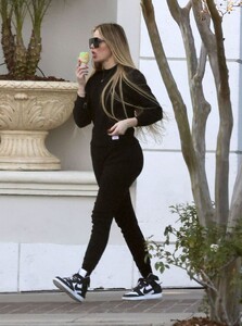 khloe-kardashian-out-in-calabasas-03-13-2024-5.jpg
