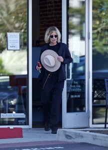 meg-ryan-out-in-santa-barbara-01-10-2024-4.jpg