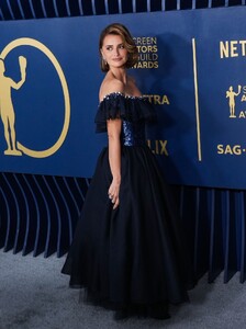 penelope-cruz-at-screen-actors-guild-awards-2024-in-los-angeles-1.jpg