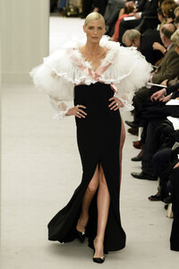 Chanel2004HauteCoutureSpring67.thumb.jpg.439aacde3482c1cc385e4780855607bb.jpg