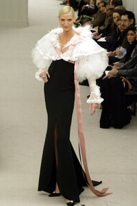 Chanel2004HauteCoutureSpring69.thumb.jpg.2db102c4b79585261247bec6e02522b6.jpg