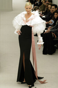 Chanel2004HauteCoutureSpring71.thumb.jpg.975697d486219ccf7c96f90c8b49fe2a.jpg