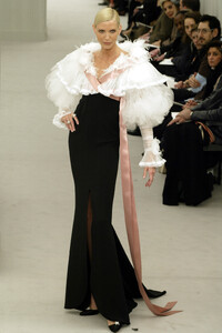 Chanel2004HauteCoutureSpring73.thumb.jpg.c900918f9bd8b42921836b03c0c67bf0.jpg