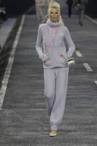 Chanel2004WomenFW24.thumb.jpg.b1b6dffafac6db26a8d319b20e315f33.jpg