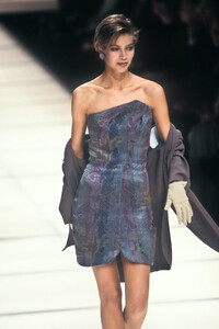 GiorgioArmani1991WomenRTW179.thumb.jpg.c92c64ad54d124b4cf72818ad99f0c57.jpg