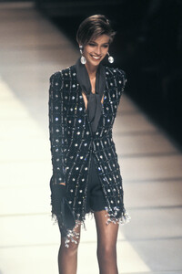 GiorgioArmani1991WomenRTW85.thumb.jpg.dfbda528f92796e9abed2c6b86ac2c6a.jpg
