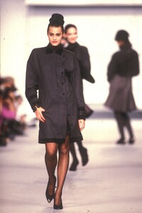 KarlLagerfeld1987WomenRTW21.thumb.jpg.46823ce8016d66c948454e8e8f90a377.jpg