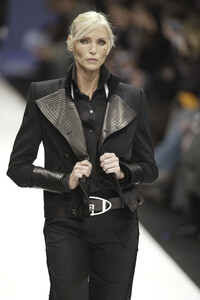 LagerfeldGallery2004WomenFW19.thumb.jpg.88c12efb974b362d4dfff3d8fddb7d3d.jpg