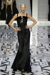 Valentino2004WomenFW44.thumb.jpg.04802d43bf2ac6a18c16392ec332b92c.jpg