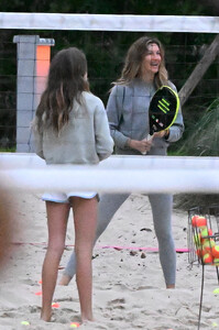 gisele and vivian in miami january 17 2024 34.jpeg