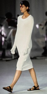 jelenais98chalayan-57-v15.thumb.jpg.8929e49aabae81ab4419ad1fb3cf75bd.jpg