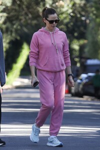 jennifer-garner-in-striking-pink-athletic-wear-in-brentwood-01-28-2024-0.jpg