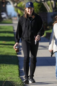 jennifer-garner-out-in-santa-monica-01-29-2024-1.jpg