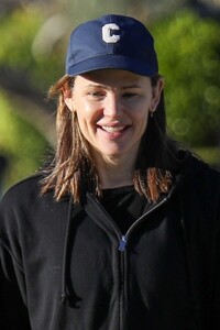 jennifer-garner-out-in-santa-monica-01-29-2024-4.jpg