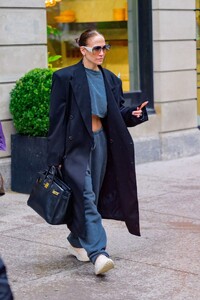 jennifer-lopez-stuns-in-nyc-a-glimpse-into-her-makeup-free-outing-04-24-2024-2.jpg