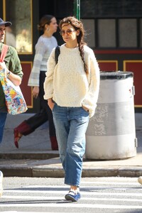 katie-holmes-walking-around-in-soho-ny-04-21-2024-3.jpg