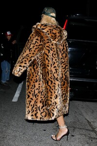 rihanna-night-out-style-hollywood-04-20-2024-5.jpg