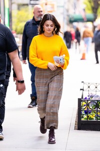 selena-gomez-filming-only-murders-in-the-building-in-new-york-04-24-2024-8.jpg