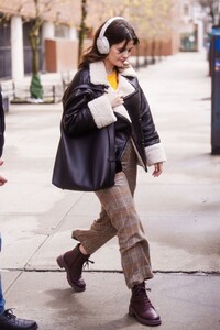 selena-gomez-on-the-set-of-only-murders-in-the-building-in-nyc-04-12-2024-12.jpg