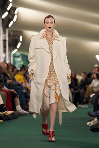 00017-burberry-spring-2024-ready-to-wear-credit-gorunway.thumb.jpg.2b70e05e60c937be25841ec99af5ef2b.jpg