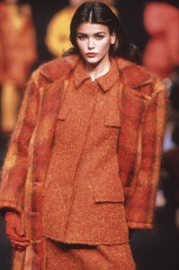 Balenciaga-Fall1991RTW.thumb.jpg.853f935a82d770ed0f533874988c7d9a.jpg