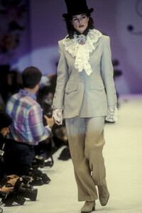 Blumarine1993WomenRTW140.thumb.jpg.776067cf9346f3f4f7a257f8b9c787e1.jpg