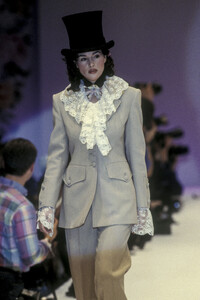 Blumarine1993WomenRTW141.thumb.jpg.34ec9fa468d953e23ae741f8dcac2a66.jpg