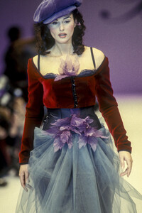 Blumarine1993WomenRTW71.thumb.jpg.54b2fd3e39b51585bda49044da8ee3c9.jpg