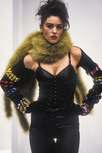 DolceGabbana1991WomenRTW27.thumb.jpg.79d3182fb824e714b62c7dcbdaeeefc1.jpg