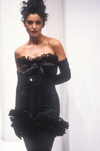DolceGabbana1991WomenRTW74.thumb.jpg.4c94070fb890f7f6ef21081aba34cea3.jpg