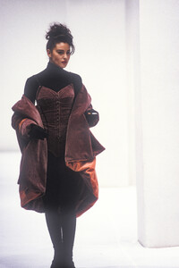 DolceGabbana1991WomenRTW87.thumb.jpg.f650ef283d6714f3f116b3b80365a1f0.jpg
