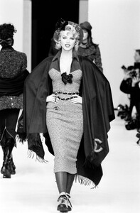 Eva_Herzigova_Chanel_FW1992_02.jpg