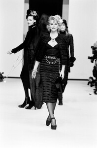 Eva_Herzigova_Chanel_FW1992_05.jpg
